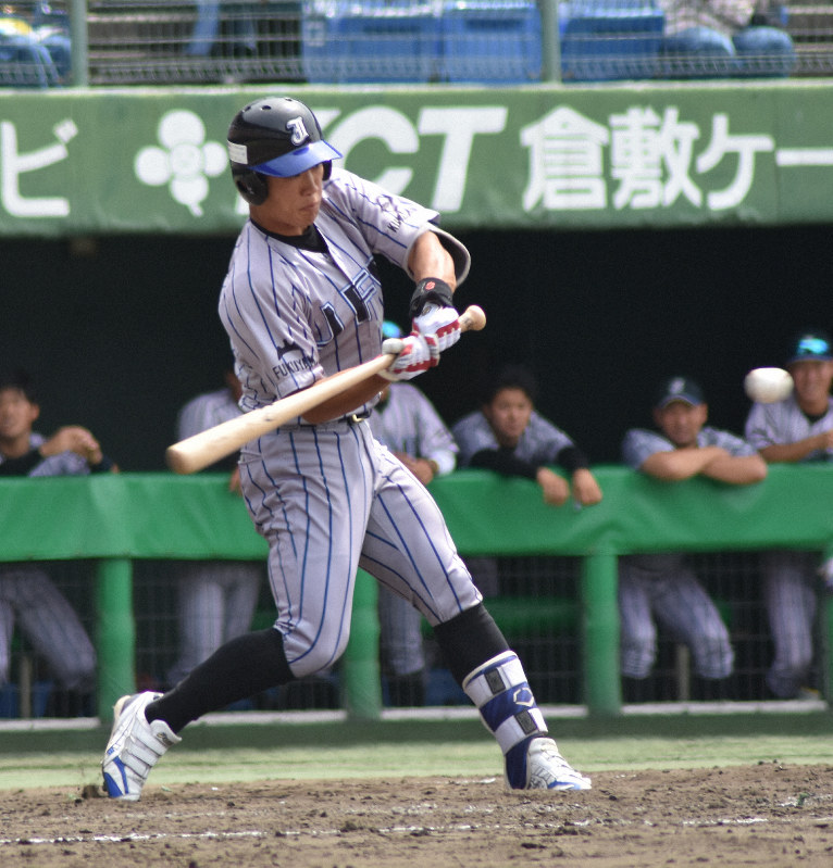 【ショウワコーポレーション-JFE西日本】四回裏JFE西日本2死一、二塁、鳥井が中堅左へ2点二塁打を放つ=岡山県倉敷市のマスカットスタジアムで2019年5月30日、安田光高撮影