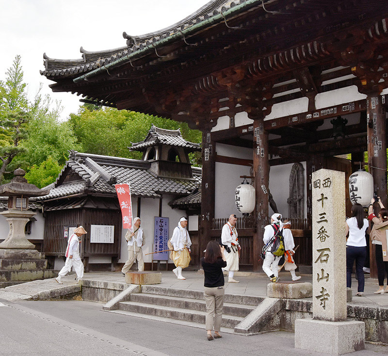 白装束を身に着け、石山寺に到着した徒歩巡礼の一行=大津市石山寺1で、衛藤達生撮影