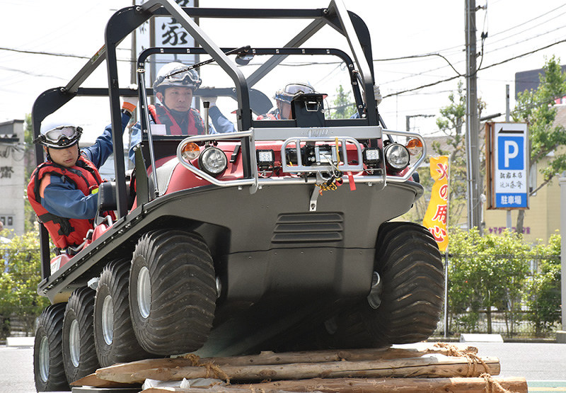 水陸両用車 水害被災地での活躍期待 大津北消防署に配備 滋賀 毎日新聞