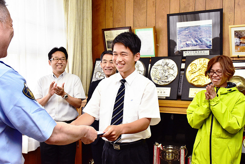 のじぎく賞 明石商高生 小池さんを表彰 女子高生を踏切から救助 兵庫 毎日新聞