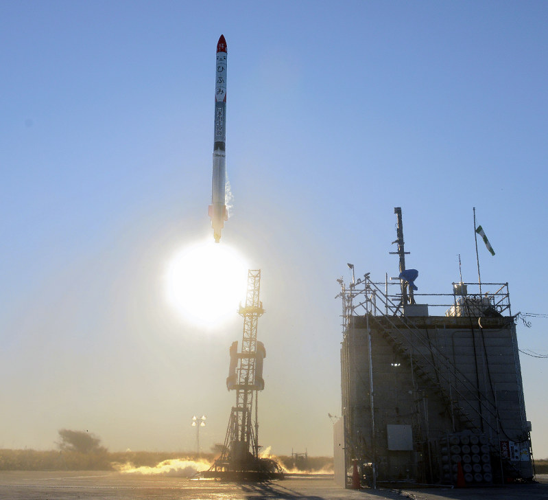 発射台から打ち上げられた小型ロケット「MOMO3号機」=北海道大樹町で2019年5月4日午前5時45分、貝塚太一撮影(リモートカメラ使用)