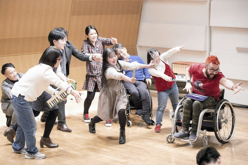 生き生きとした表情で、演奏やダンスを披露する障害者ら=ブリティッシュ・カウンシル提供