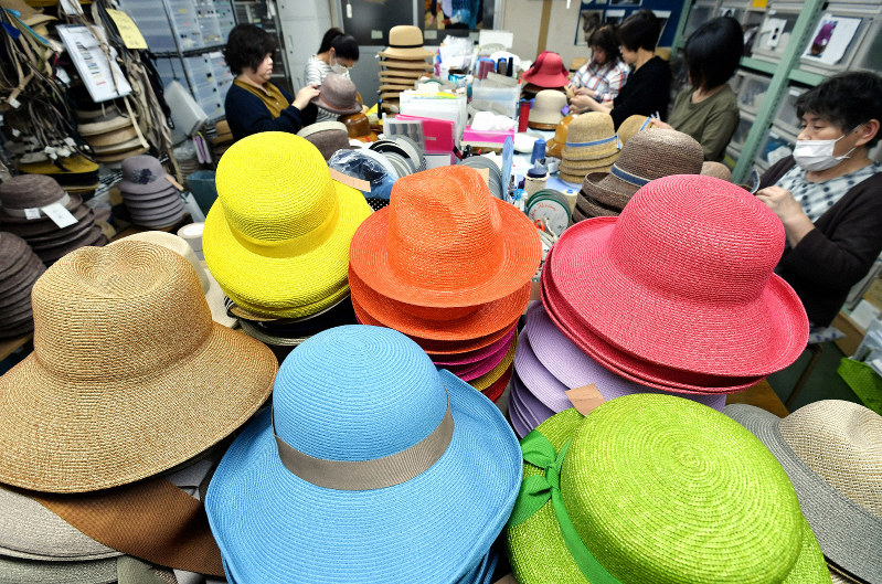 手触り、見た目も夏心地 麦わら帽作りピーク 岡山・笠岡 | 毎日新聞