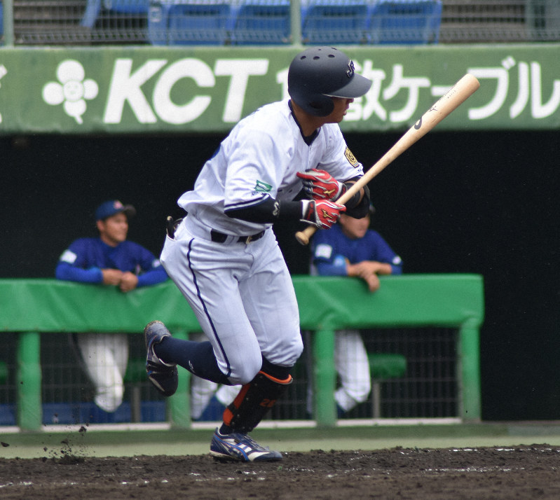 【ショウワコーポレーション-JR西日本】四回裏JR西日本無死満塁、佐藤が先制の左前2点適時打を放つ=岡山県倉敷市のマスカットスタジアムで2019年5月31日午後1時15分、安田光高撮影