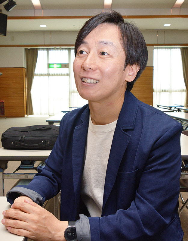 選択的夫婦別姓制度について語る青野慶久さん=愛媛県今治市で、花澤葵撮影