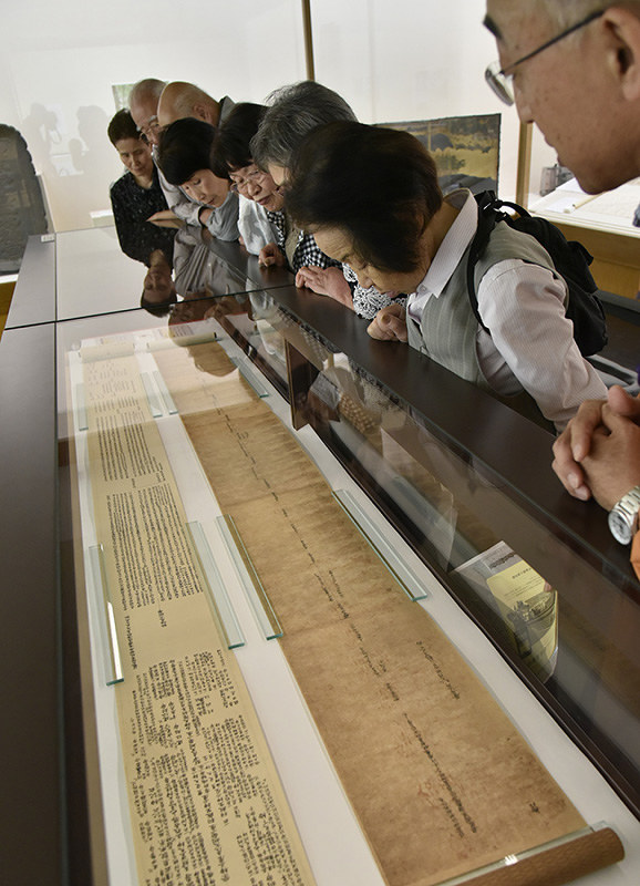 籠神社展の展示品を鑑賞する来場者=京都府宮津市国分の府立丹後郷土資料館で、安部拓輝撮影