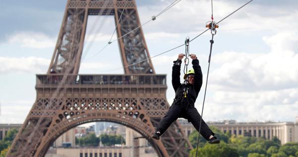 世界の雑記帳：仏エッフェル塔からワイヤーで大滑空、最高速度は90キロ