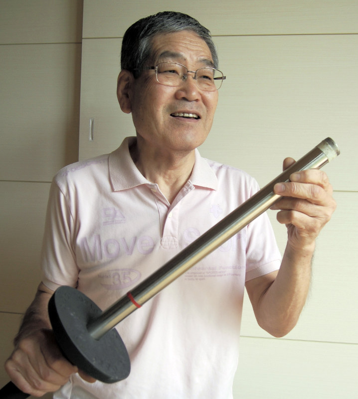点火されなかった1964年東京五輪聖火リレーの本番用トーチを手に、思いを語る落合さん=群馬県安中市で