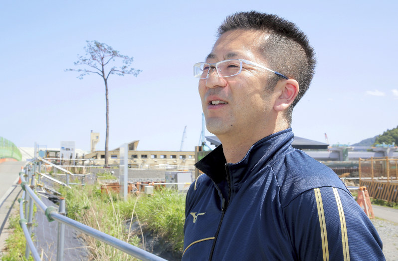 東京五輪の聖火リレーのルートに加わる「奇跡の一本松」の前で、思いを語る高橋大輔さん=岩手県陸前高田市で、和田大典撮影