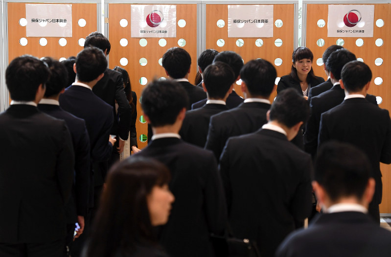 大企業の採用選考が開始され、面接の受付に並ぶ就活生ら=東京都新宿区で1日午前9時12分、北山夏帆撮影