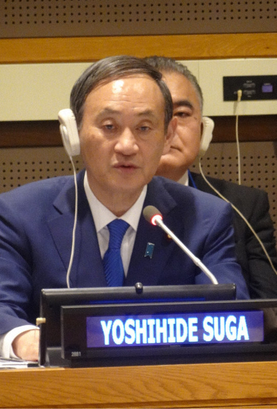 「YOSHIHIDE SUGA」のプレートを前に演説する菅官房長官=米ニューヨーク国連本部で2019年5月10日(現地時間)午後、高橋克哉撮影