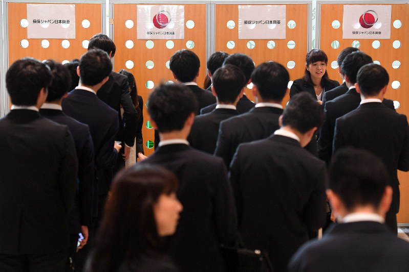 大企業の採用選考が開始され、面接の受付に並ぶ就活生ら=東京都新宿区で2019年6月1日午前9時12分、北山夏帆撮影