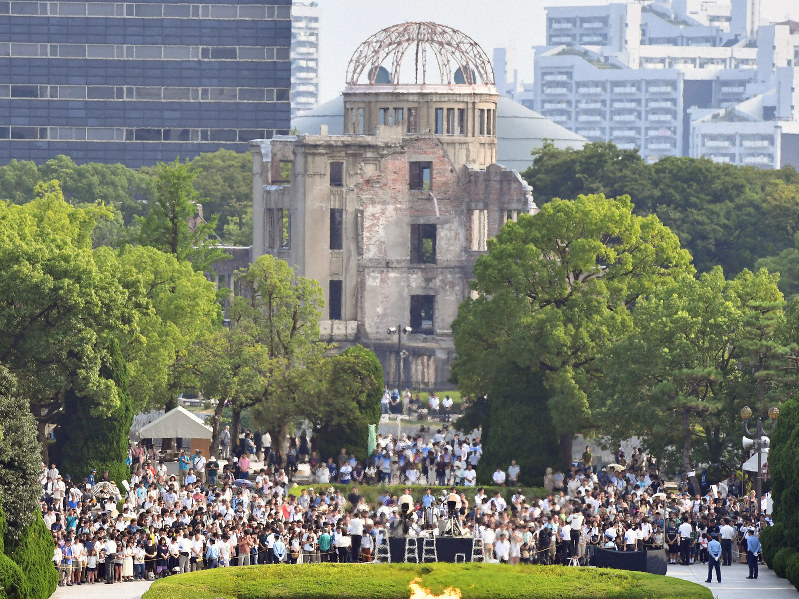 原爆投下の時刻に合わせて黙とうをする人たち=広島市中区の平和記念公園で2016年8月6日午前8時15分、小関勉撮影