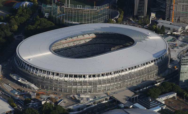 屋根が完成した新国立競技場=東京都新宿区で2019年5月17日午後5時22分、本社ヘリから