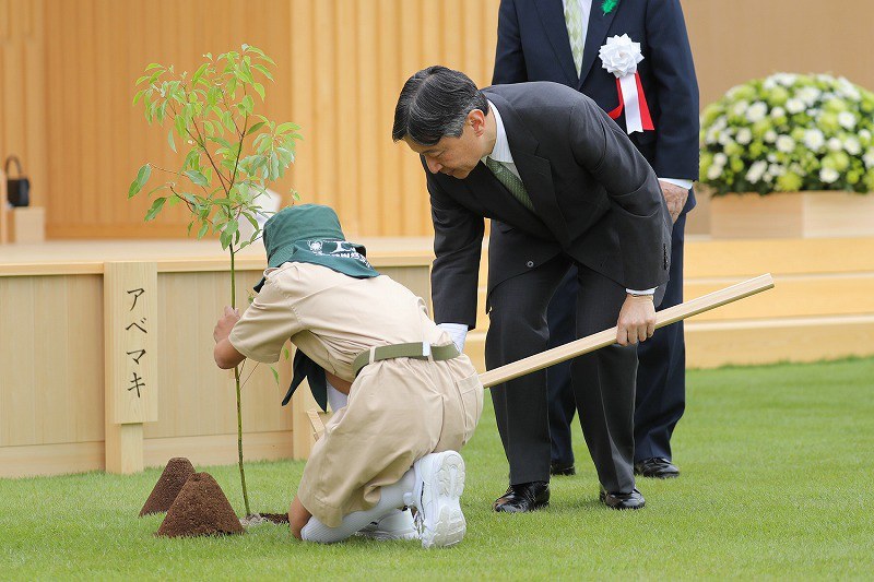 天皇陛下「健全な森、大切な使命」 皇后陛下と全国植樹祭に出席 [写真