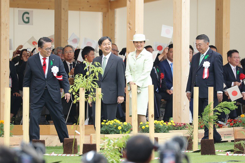 天皇陛下「健全な森、大切な使命」 皇后陛下と全国植樹祭に出席 [写真