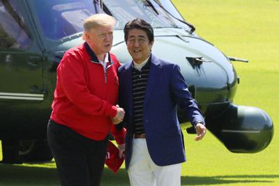 ヘリコプターでゴルフ場に到着したトランプ米大統領（左）を出迎える安倍晋三首相＝千葉県茂原市の茂原カントリー倶楽部で2019年（令和元年）5月26日、代表撮影