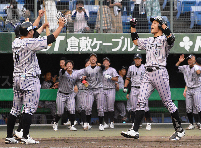 【JFE西日本-シティライト岡山】延長十四回表JFE西日本無死、勝ち越しの左越えソロを放って生還し、チームメートに迎えられる高田(右)=岡山県倉敷市のマスカットスタジアムで、松室花実撮影