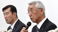 レオパレス創業者の深山祐助氏のおいに当たる前社長の深山英世氏（右）＝東京都中野区で5月29日、竹内紀臣撮影