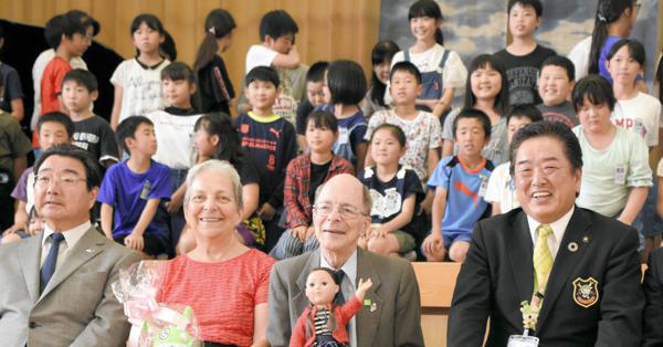 青い目の人形 渋沢栄一の日米親善感謝 米宣教師孫 埼玉へ 小学生と交流 子ども同士の友情大切 東京 毎日新聞