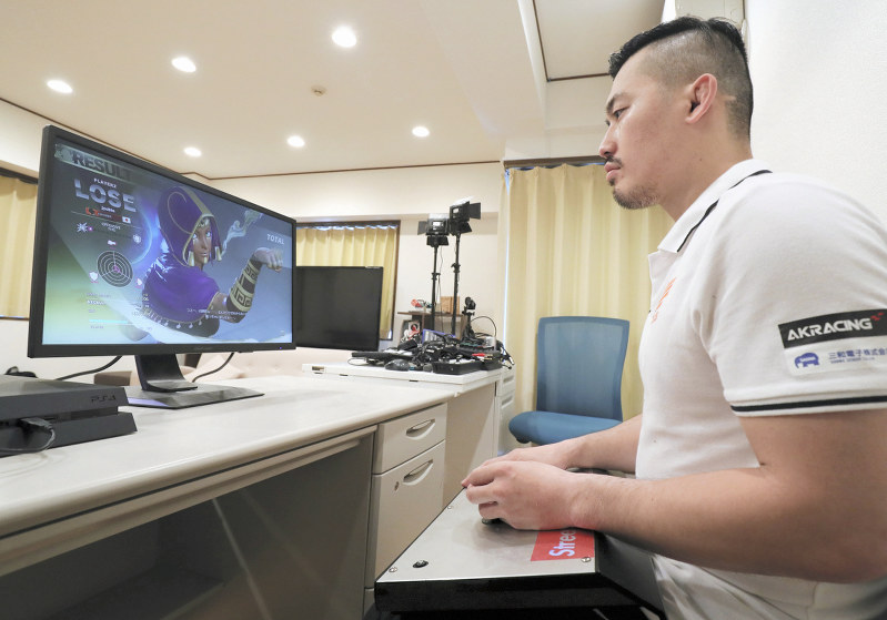 トレーニングに励むプロゲーマーの松本晃市郎さん=東京都新宿区で、吉田航太撮影