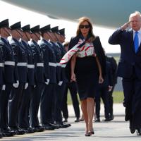 3日、ロンドン郊外のスタンステッド空港に到着した米トランプ大統領とメラニア夫人＝ロイター