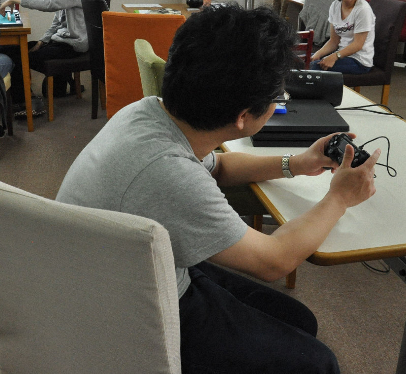 就労支援のプログラムとしてゲーム機を利用してコミュニケーション力向上を図ることも=金沢市本町2のカラフル・金沢で2019年5月20日午後2時5分、岩壁峻撮影