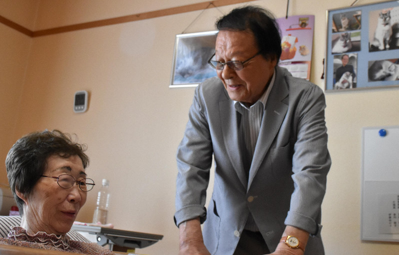 妙子さんの部屋に立ち寄るのが藤崎さんの楽しみという。猫の「リンリン」の写真を壁に飾っている=青森市の松丘保養園で2019年6月1日13時2分、岩崎歩撮影