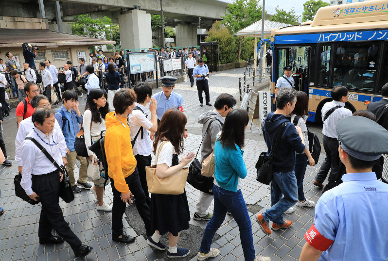 長い列を作って新杉田駅前から代行バスに乗り込む人たち=横浜市磯子区で2019年6月3日午前7時50分、梅村直承撮影