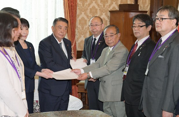 衆院の大島理森議長(右から5人目)らに丸山穂高議員の辞職などを求める抗議決議を提出する北海道根室市議たち=国会内で2019年5月31日、川田雅浩撮影