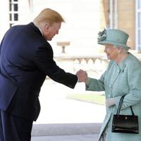 バッキンガム宮殿での歓迎式典を前に、トランプ米大統領を出迎えるエリザベス英女王＝ロンドンで３日、ロイター