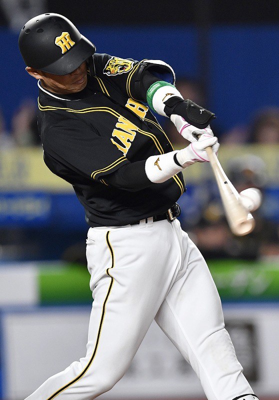 プロ野球 阪神・原口 大腸がん手術から復帰 代打で適時二塁打放つ