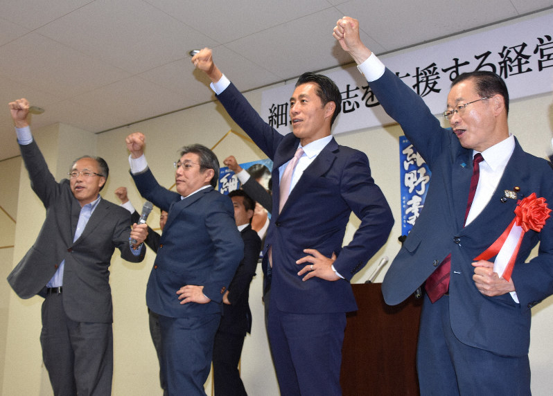 自民党入党や衆院選勝利を目指して気勢を上げる細野豪志氏(右から2人目)や河村建夫氏(右端)=静岡県三島市で2019年6月3日、山田英之撮影