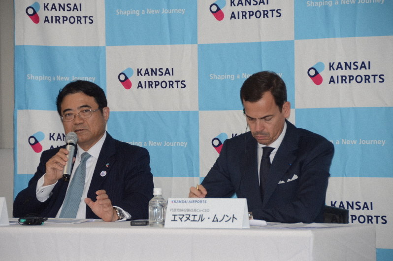 記者会見する関西エアポートの山谷佳之社長(左)と、エマヌエル・ムノント副社長=大阪府泉佐野市の同社で2019年6月4日、釣田祐喜撮影