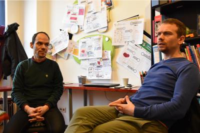 自らの人生と孤児の現状を語る元孤児のビルジル・バランさん（左）とビシネル・バランさん＝ブカレストで、三木幸治撮影