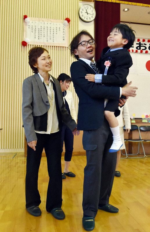 熊本地震被災 乳がんで闘病の瑠美子さん亡くなる 夫が振り返る妻との日々 写真特集8 15 毎日新聞