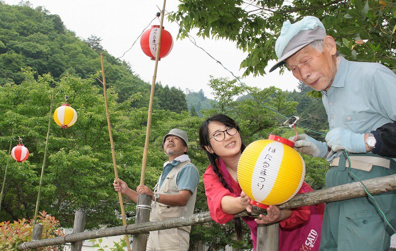 ほたる祭りを前に、PR用の提灯を取り付けるなど準備に忙しい会員ら元気の良い競り人(左から2人目)の声が響いた会場=丹波篠山市郡家の「丹波篠山市場」で=2019年6月1日7時7分、丸井康充撮影兵庫県養父市奥米地で、松田学撮影