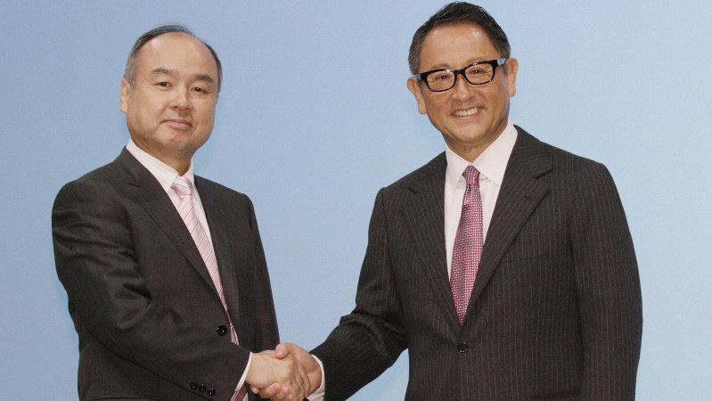 次世代移動サービスの提携を発表するトヨタの豊田章男社長(右)とソフトバンクグループの孫正義会長兼社長。豊田社長は情報発信に意欲的だ=東京都内で2018年10月、尾籠章裕撮影