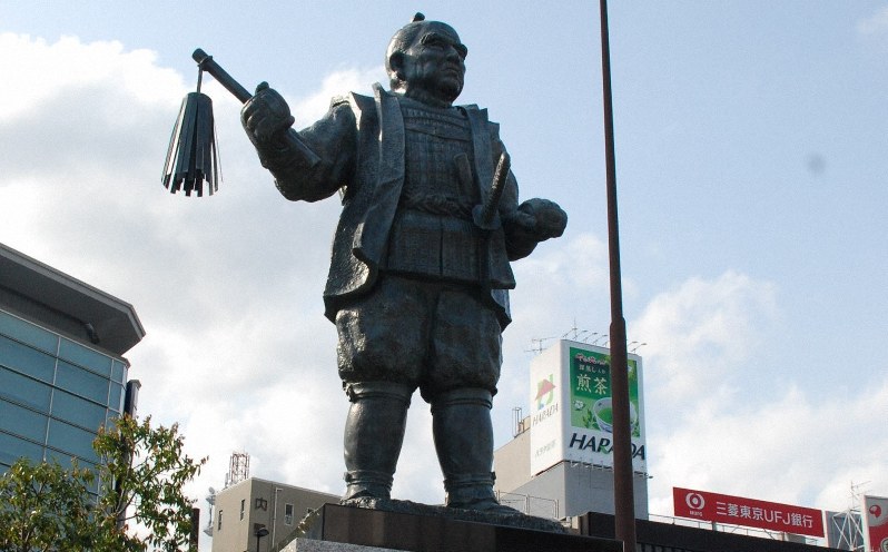 JR静岡駅前の家康像=2013年4月19日、山本佳孝撮影