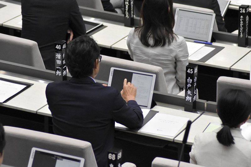 タブレット端末を操作する都議=新宿区の都議会で