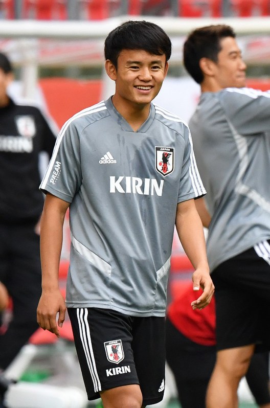 トリニダード・トバゴ戦の試合会場での練習中、笑顔を見せる久保建=大西岳彦撮影