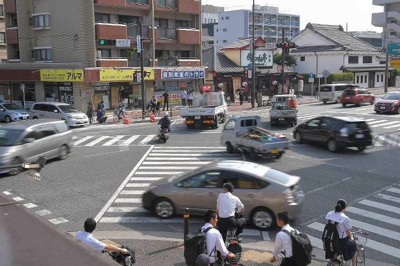 福岡9人死傷事故 壁が破損、事故現場の様子 [写真特集1/10] | 毎日新聞