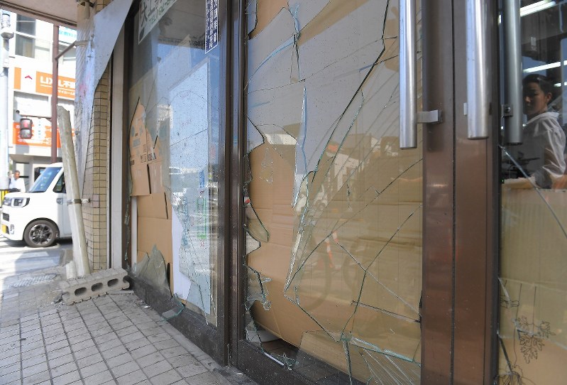 福岡9人死傷事故 壁が破損、事故現場の様子 [写真特集1/10] | 毎日新聞