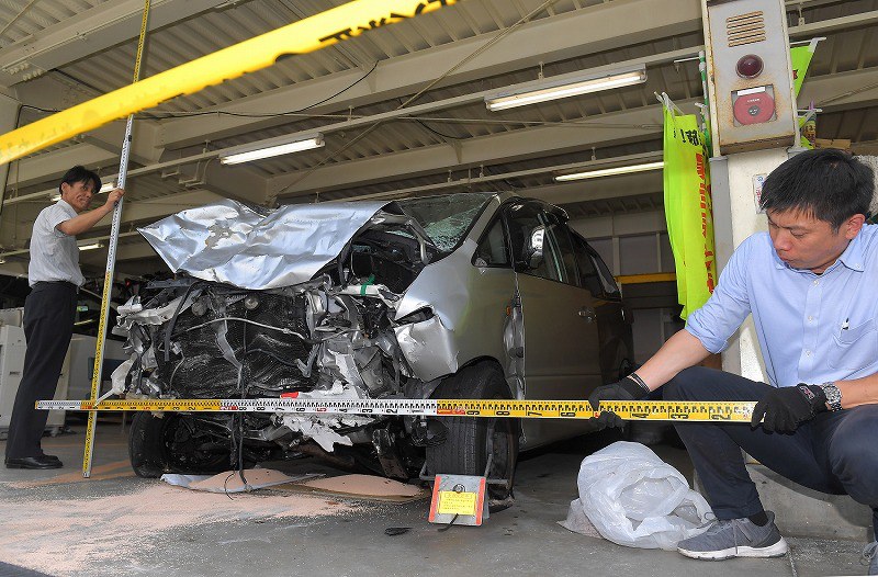 福岡9人死傷事故 壁が破損、事故現場の様子 [写真特集5/10] | 毎日新聞