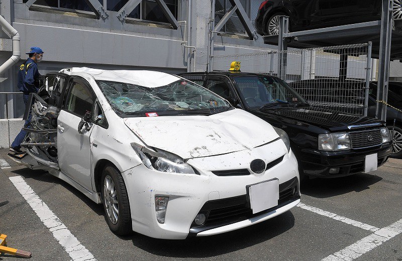 ジョグ　ZR 事故車　フロント破損　福岡市南区 福岡9人死傷事故 壁が破損、事故現場の様子 [写真特集5/10] | 毎日新聞