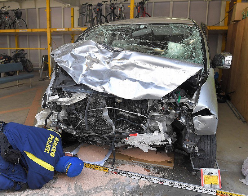 福岡9人死傷事故 壁が破損、事故現場の様子 [写真特集5/10] | 毎日新聞