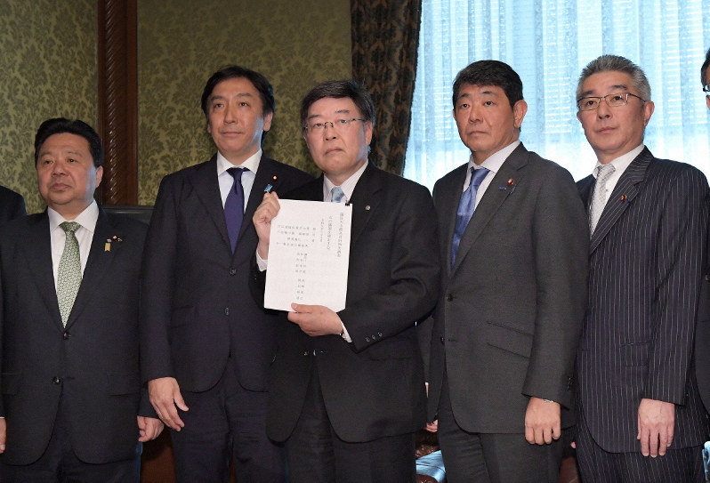 丸山穂高議員の糾弾決議案を衆院の向大野新治事務総長(中央)に提出する同院議院運営委員会の与野党議員たち=国会内で2019年6月5日午前11時2分、川田雅浩撮影