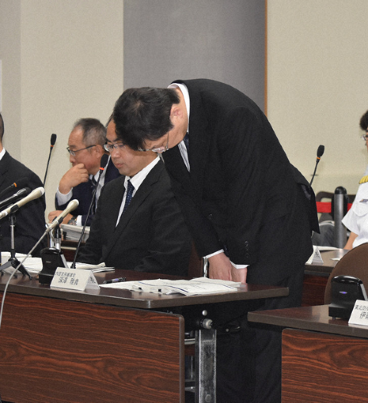 適地調査報告書の誤りを認め、秋田県議会で陳謝する防衛省の深沢雅貴審議官=秋田市で2019年6月5日、中村聡也撮影