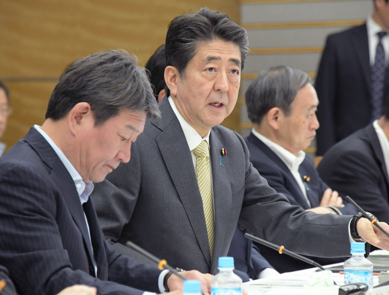 未来投資会議で発言する安倍晋三首相(中央)=首相官邸で2019年6月5日午後5時56分、川田雅浩撮影