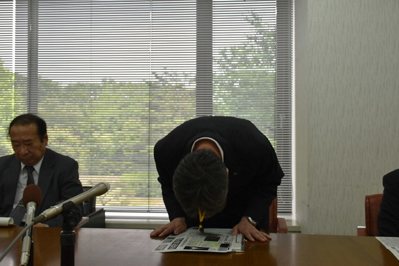 記者会見の冒頭で「不誠実な対応があった」と謝罪する千田貴浩副館長=盛岡市の岩手県立博物館で5日、日向米華撮影